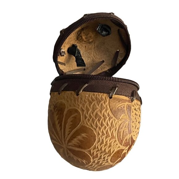 Crossbody Minimalistic Bag with Zipper Closure - Picture 8 of 8